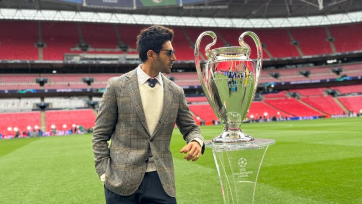 kartik-aaryan-poses-with-uefa-champions-league-trophy-ahead-of-chandu-champion-release-photo